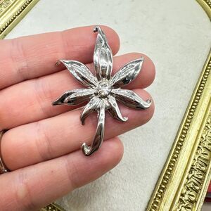 Vintage Jewelry Silver Tone Flower Brooch Pin